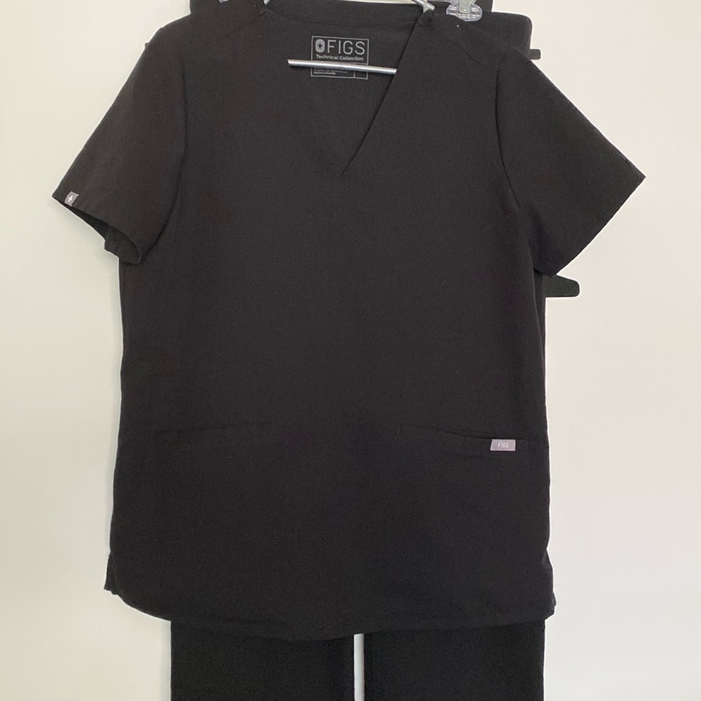 Women’s medium fig scrub set black.